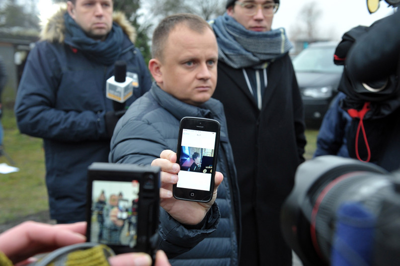 Właściciel firmy transportowej spod Gryfina Ariel Żurawski, pokazuje dziennikarzom pochodzące z monitoringu zdjęcie kierowcy ciężarówki