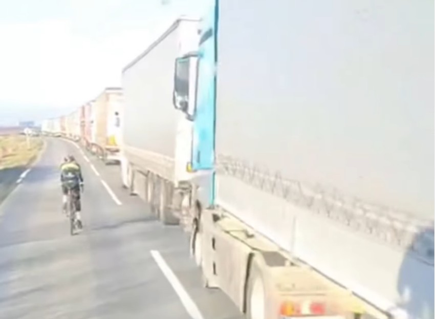 U objavi stoji da dodatni problem prave bahati biciklisti, poput ovog