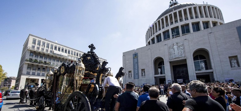 Płatki róż z helikoptera i muzyka z "Ojca chrzestnego". Tak żegnano szefa włoskiej mafii. GALERIA