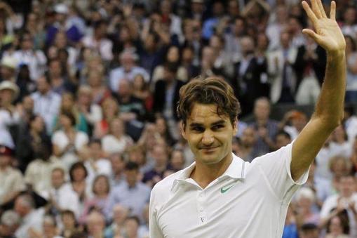 Roger Federer z ręką uniesioną w górę