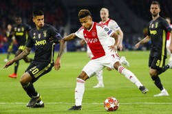 Liga Mistrzów: Ajax znalazł sposób na pokonanie Szczęsnego. Barcelona blisko awansu