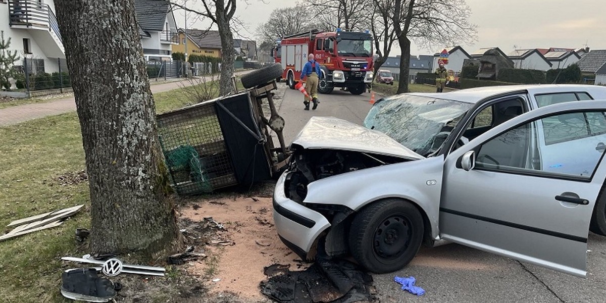 Groźny wypadek w Nowęcinie. Osobówka rozbiła się na drzewie.