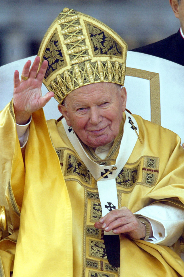 Jan Paweł II udziela błogosławieństwa "Urbi et Orbi", Fot.PAP/Alessandro Bianchi