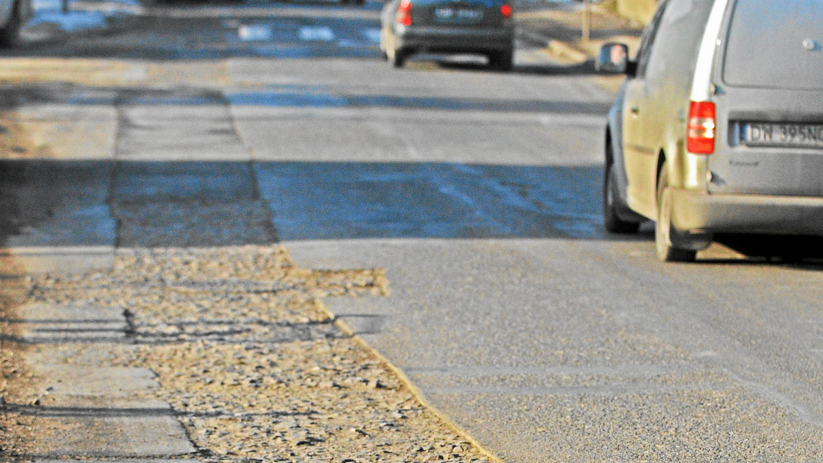 Kilkakrotnie przekopywana w okresie półtora roku ulica, powinna być dobrze przygotowana do położenia nawierzchni, jednak położona na niej pierwsza warstwa asfaltu nie spełnia swoich funkcji, co więcej,  już stoi na nim woda - informuje serwis mmopole.