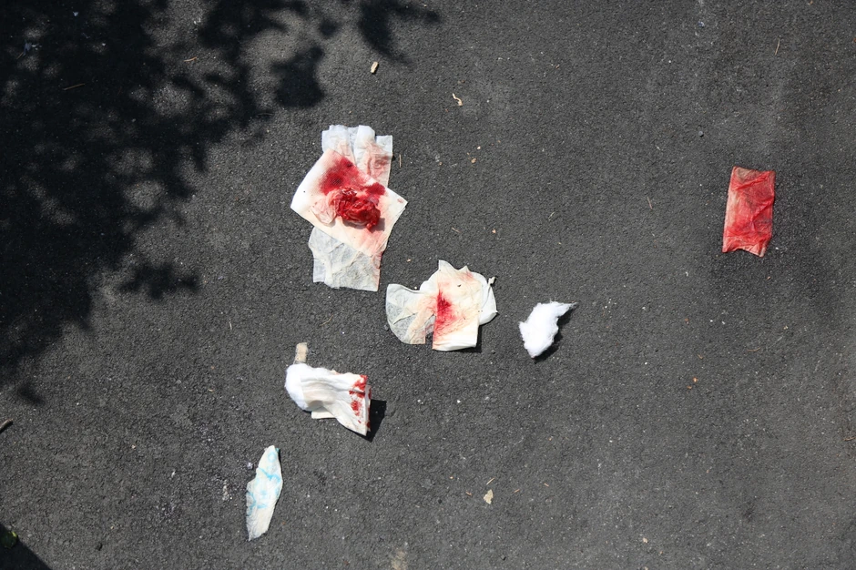 Krvavi tragovi po trotoaru