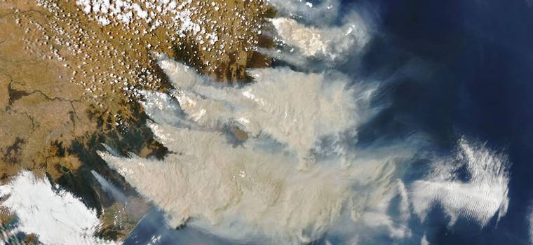 Pożary w Australii na nowych zdjęciach satelitarnych NASA. Deszcze nie pomogły