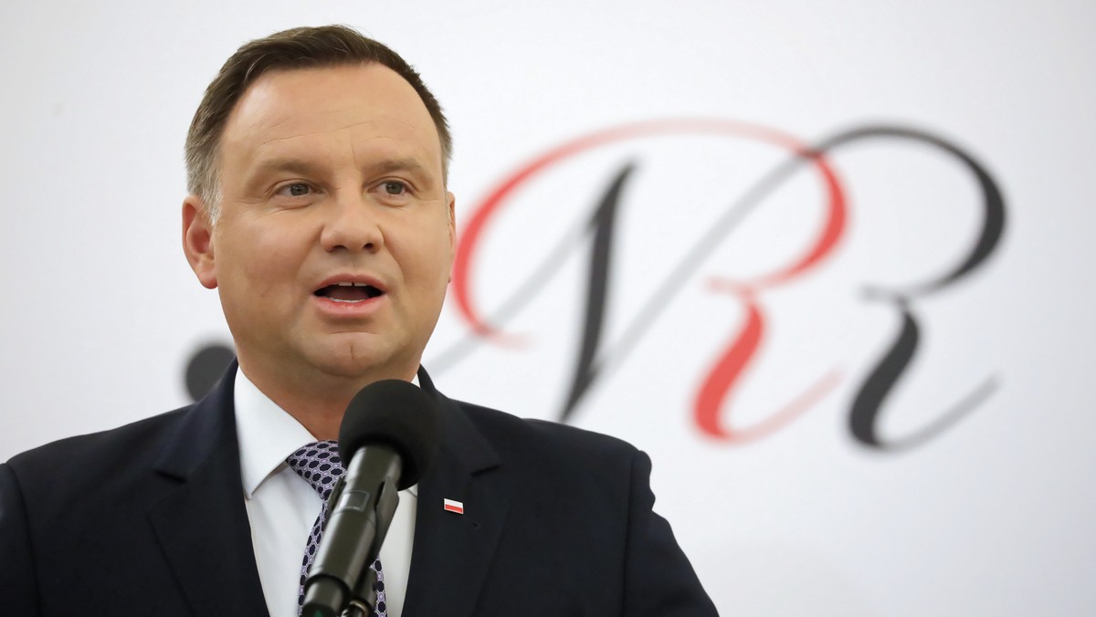 Andrzej Duda w ten sposób skomentował doniesienia medialne o wysokich zarobkach w banku centralnym. Senator Prawa i Sprawiedliwości Jan Maria Jackowski skierował do prezesa NBP Adama Głapińskiego pytanie o wysokość wynagrodzeń w tej instytucji. Prezydent przyznał jednocześnie, że jeżeli prawdą są medialne doniesienia o wysokości płac wokół zarządu NBP to jako prezydent tego zazdrości.