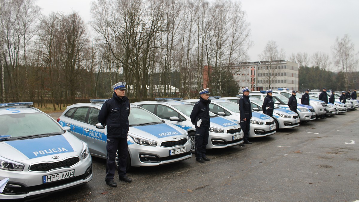 11 nowych samochodów trafiło dziś do funkcjonariuszy z Komendy Miejskie Policji w Kielcach. Wśród nich są oznakowane radiowozy, a także terenowe auto, które przyda się do ścigania przestępców po trudno dostępnych terenach. Zakup pojazdów w połowie sfinansowały świętokrzyskie samorządy.