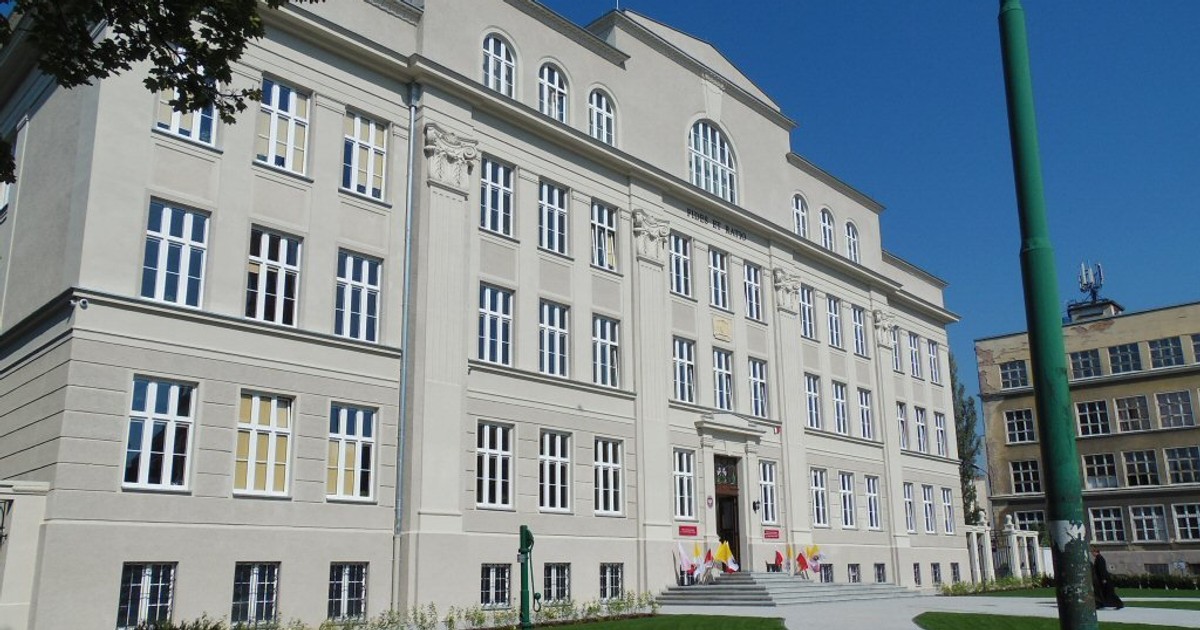 Katolickie gimnazjum i liceum rozpoczęły działalność w budynku, w