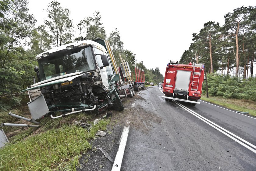 Peugeot uderzył w tira. Kierowca nie miał szans