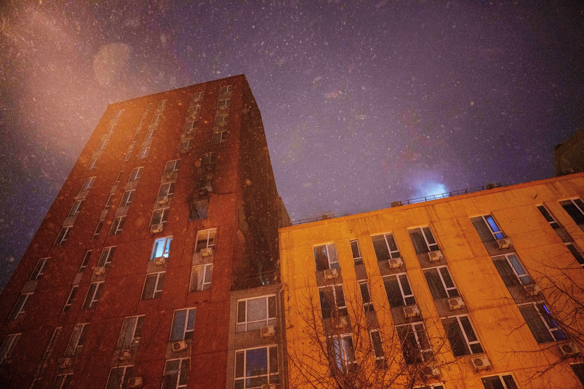 Z Kyjeva hlásili po útoku poškodené budovy.