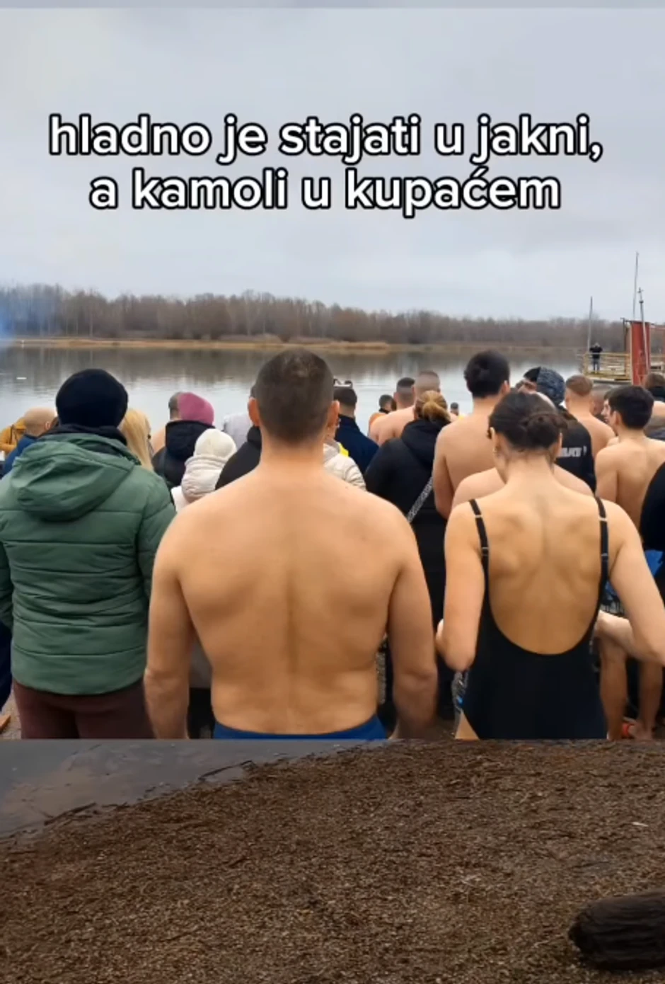 Fitnes liznakinja plivala sa dečkom za Lasni krst