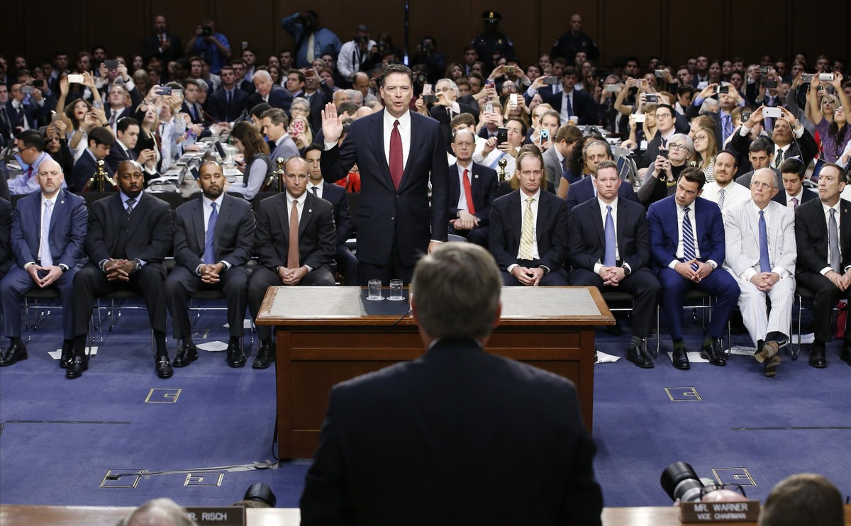 Jednocześnie podczas przesłuchania w Senacie Comey przyznał, że po zwolnieniu go ze stanowiska dyrektora FBI zdecydował się na przekazanie swojemu przyjacielowi notatek służbowych z rozmowy z prezydentem z prośbą o przekazanie ich mediom