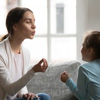 Mit érdemes tenni szülőként, ha dadog a gyerekünk? Ezt mondja a neurológus
