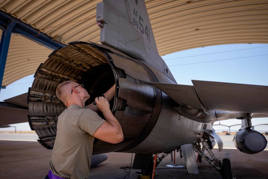 Mechanik pracujący przy F-16. Ćwiczenia wojskowe African Lion w Maroku 2021 r.