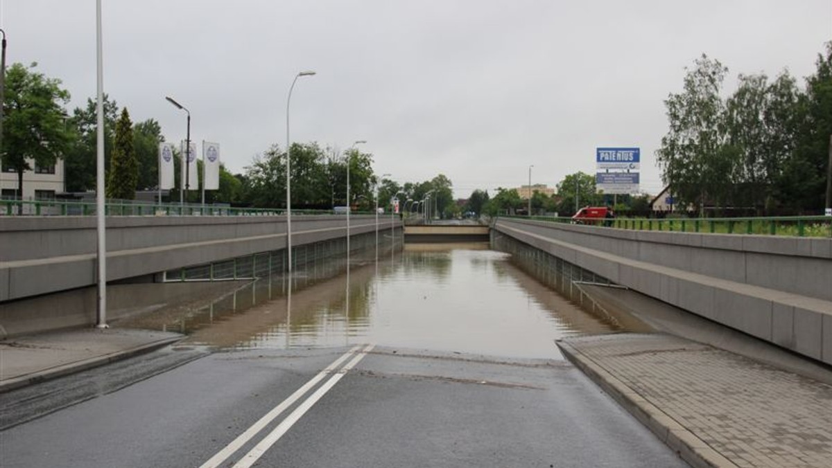 Sytuacja w Pszczynie i Goczałkowicach-Zdroju wraca do normy. Trwa wielkie sprzątanie po poniedziałkowej nawałnicy, jaka nawiedziła gminy.  Ruch tunelem przy ul. Bielskiej w Pszczynie ma zostać wznowiony w godzinach popołudniowych.