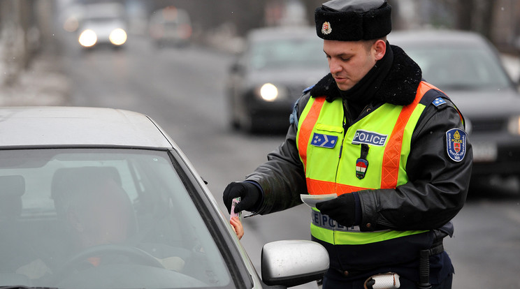 Januártól nem baj, ha a jogsi és a forgalmi otthon marad a fiókban / Fotó: MTI Kovács Tamás