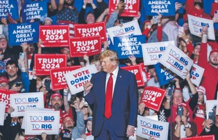 Donalda Trumpa nie udało się wyeliminować z polityki. Były prezydent ma największe poparcie po prawej stronie