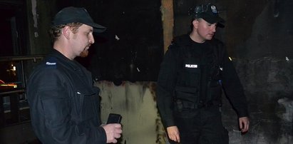 Policjanci uratowali 7-latkę z płonącej kamienicy