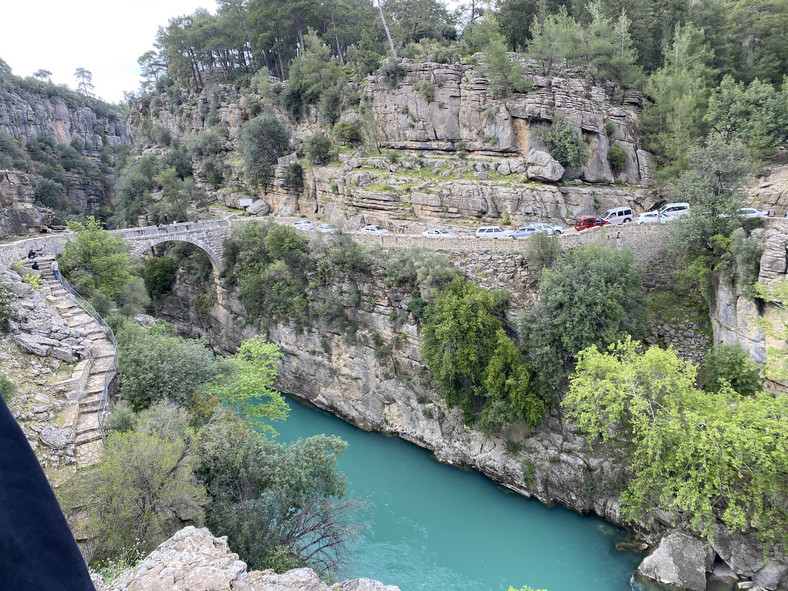 Szmaragdowe wody rzeki Köprü i sznurek samochodów czekających na przejazd starożytnym mostem