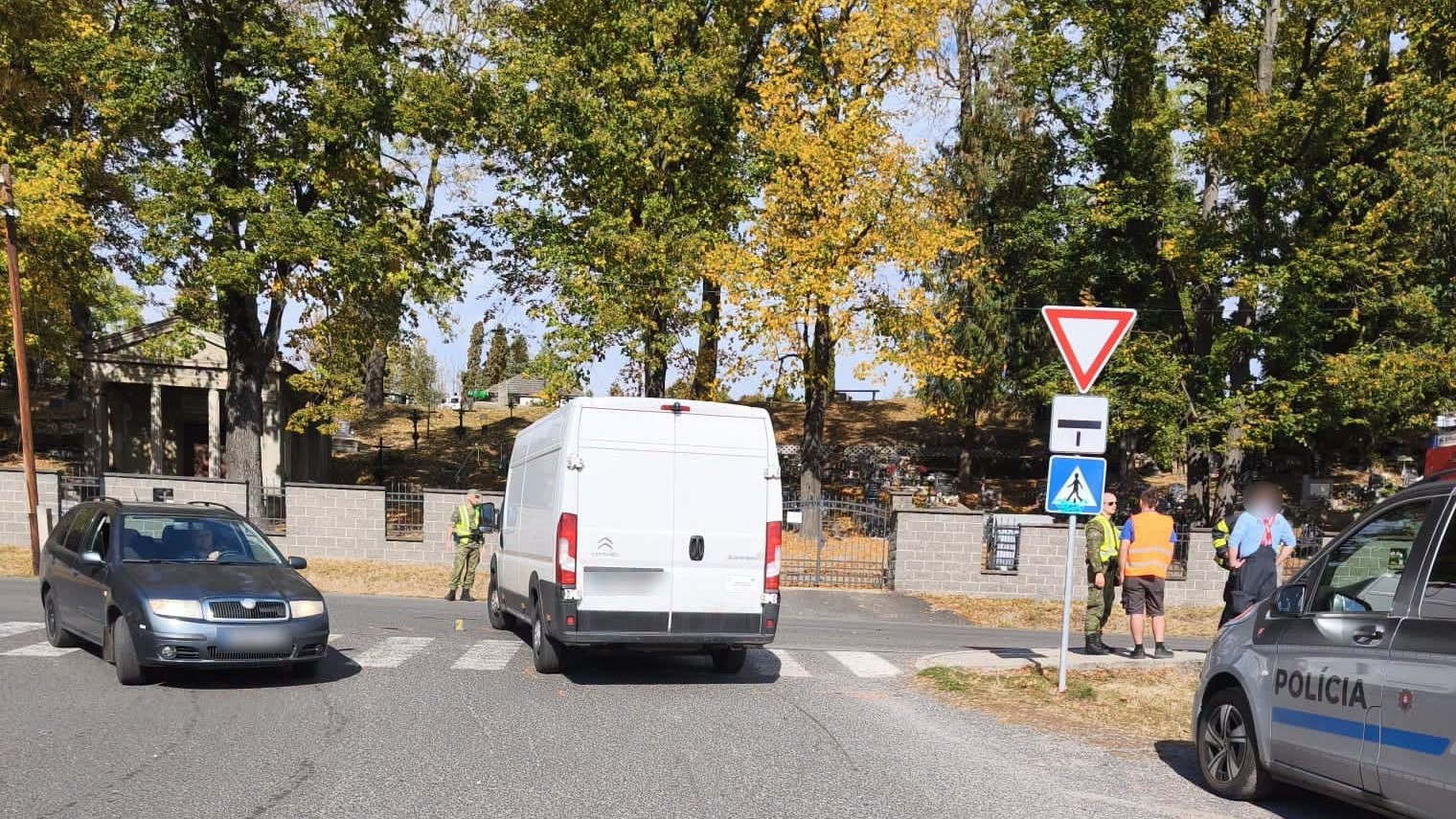 Vodič na prechode zrazil troch chodcov.