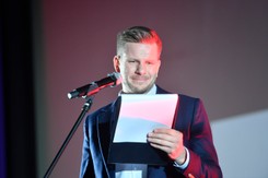 Afera z fundacją Filipa Chajzera. Prezenter wydał kolejne oświadczenie, wyjechał z Polski