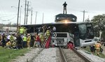 Pociąg staranował autobus. Są zabici