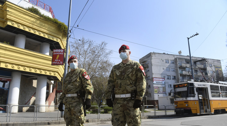 Katonai rendészek járőröznek a Lehel téren, Budapesten / MTI/Koszticsák Szilárd