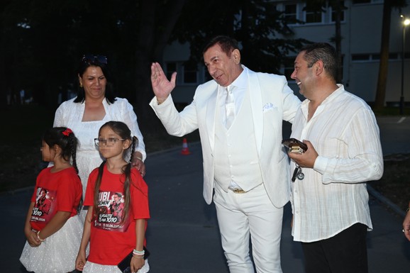 "OČEKUJEMO POBEDU U ZVEZDAMA GRANDA" Roditelji Nadice Ademov pred finale o sinu Bubiju: Pevačica nije došla da podrži brata, a tu su i NAVIJAČI SA ZASTAVAMA  (VIDEO)
