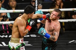 Saul "Canelo" Alvarez obronił mistrzowskie pasy [WIDEO]