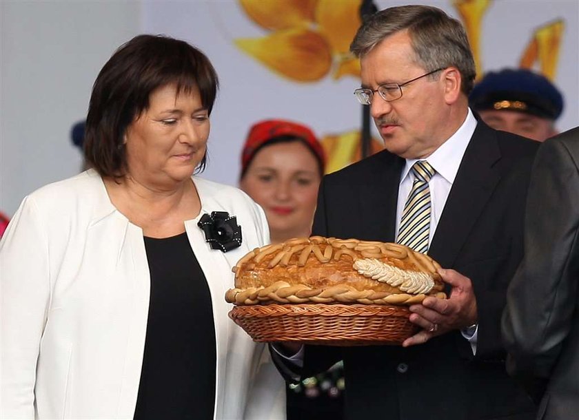 Prezydent Komorowski chowa się za żoną! Jak to? 