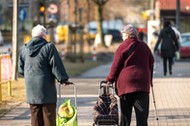 emerytki emeryci emerytura spacer zakupy wózki na zakupy bieda starość seniorzy