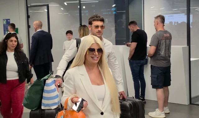 Dara Bubamara sa mlađim partnerom na aerodromu