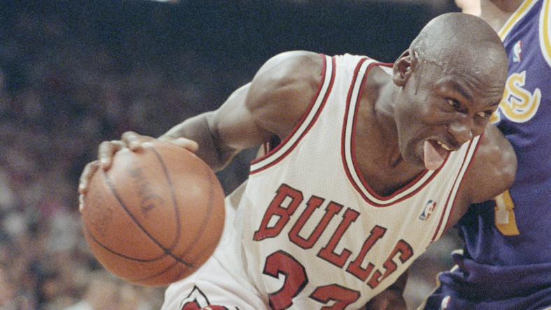 30 lat temu Michael Jordan zdobył pierwsze mistrzostwo NBA. W imponującym  stylu - Sport