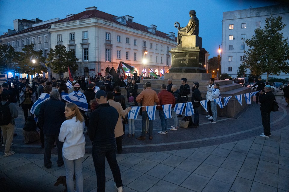 Protest Palestyńczyków pod pomnikiem Kopernika