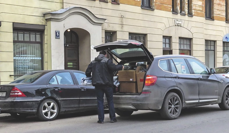 Handlarz prawdę ci powie! Wyjątkowo rozmowny Rosjanin działający
w Rydze potwierdza, że część  swojego towaru – ponoć legalnego – wysyła do Chin.