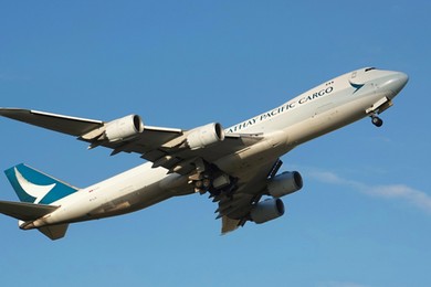 Pasażer próbował otworzyć drzwi samolotu w czasie lotu. Błyskawiczna reakcja załogi