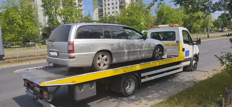 Został zatrzymany przez niezapięty pas. Okazało się, że ma zakaz jazdy i powinien siedzieć w więzieniu