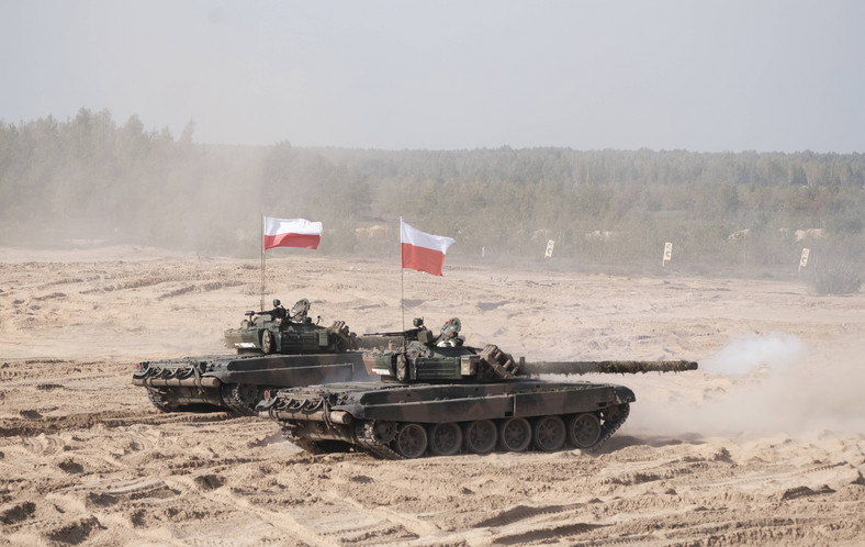 Polskie czołgi PT-91 podczas ćwiczeń na Łotwie, 29 września 2023 r.