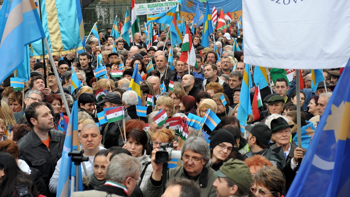 W Siedmiogrodzie i na Węgrzech odbyły się liczne manifestacje popierające autonomiczne dążenia węgierskojęzycznej mniejszości w Rumunii - Szeklerów. W siedmiogrodzkim Targu Mures demonstrowało 10 tys. Szeklerów, protestowano też w Budapeszcie.