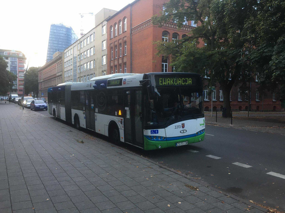 Autobus oczekujący na ewakuowanych mieszkańców 