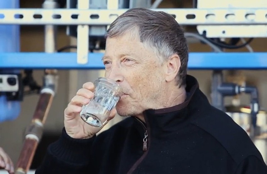 Bil Gejts pije vodu nastalu od prerade ljudskog izmeta