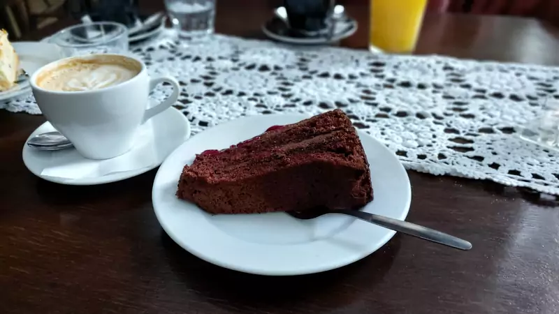 Bunkier: Klasyczne ciastka i dobra kawa to znak rozpoznawalny Bunkier Cafe.  