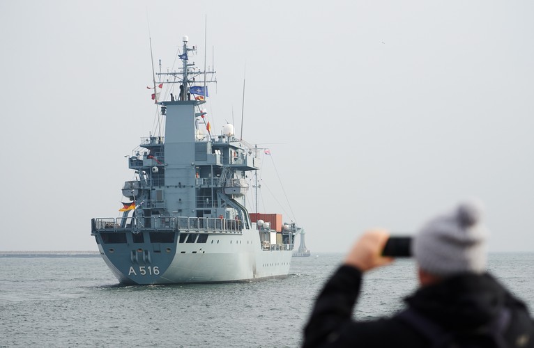 Zespół SNMCMG 1 jest utrzymywany w ciągłej gotowości bojowej. W grupie służą, na zasadzie rotacji, jednostki z różnych państw Sojuszu. 

<br> Na zdjęciu: Niemiecki okręt dowodzenia FGS 'Donau' wypływa z portu wojennego w Gdyni
<br><br> fot. (aw/cat) PAP/Adam Warżawa