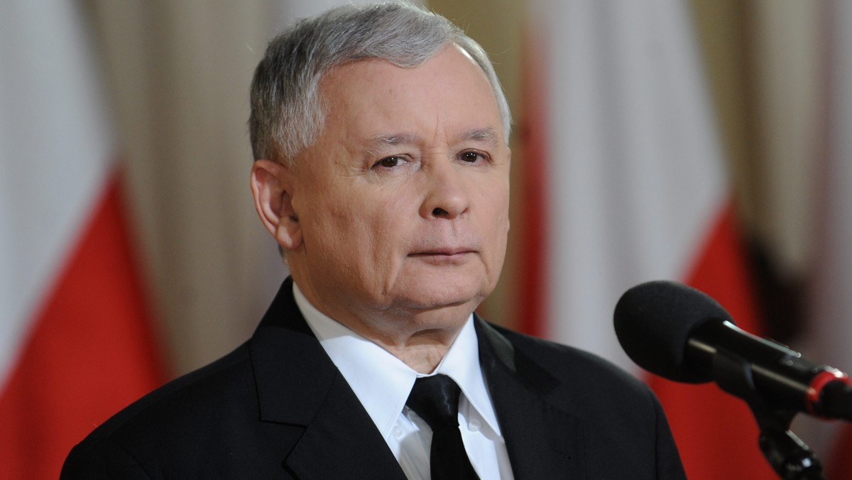 Jarosław Kaczyński ostro skrytykował plany podniesienia wieku emerytalnego, co jego zdaniem sprawi, że "kobiety wykonujące najcięższą pracę będą musiały pracować do 67 lat". - Mamy całą reformę, która sprowadza się do tego, żeby mniej płacić. To największe oszustwo tego dwudziestolecia - mówił lider największej opozycjnej partii. Dzisiaj w centrum Warszawy odbyła się organizowana przez PiS manifestacja. Zwolennicy tej partii protestują przeciwko rządu dotyczącym wydłużenia wieku emerytalnego kobiet i mężczyzn oraz wprowadzenia paktu fiskalnego.