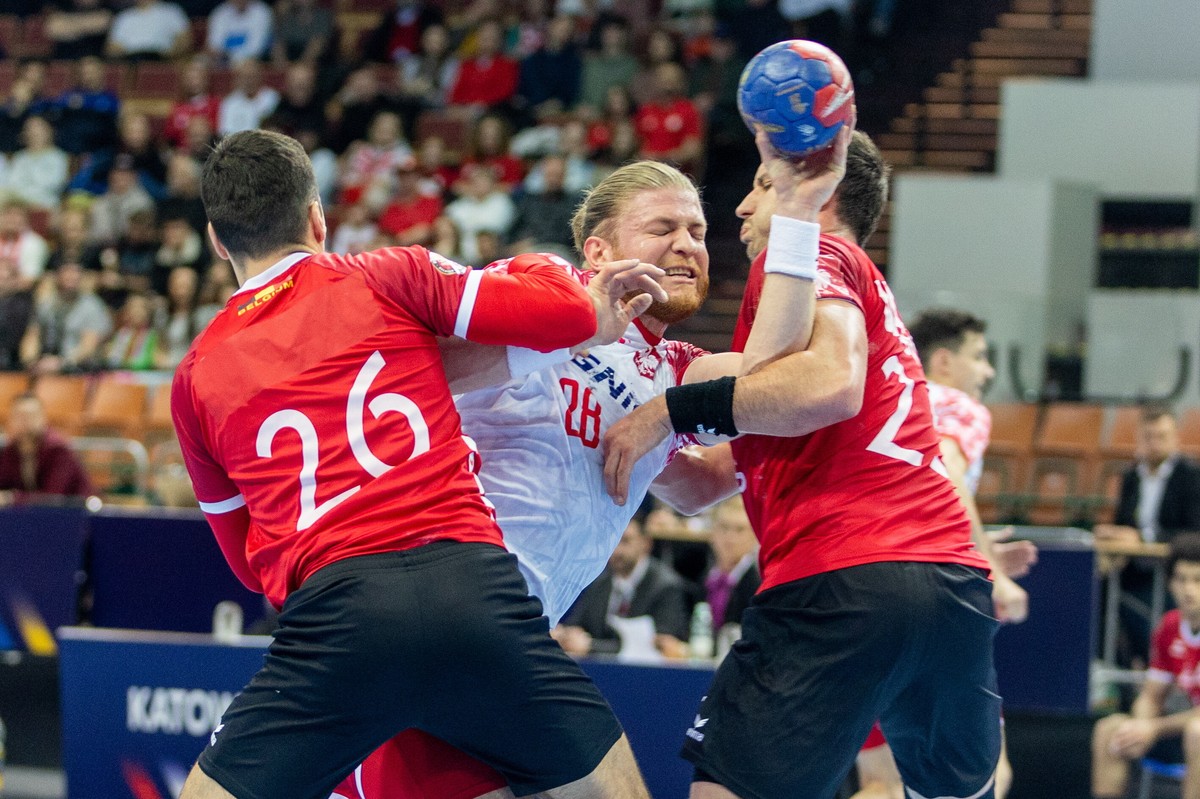 Maciej Gębala (C) oraz Yannick Glorieux (L) i Yves Vancosen (P) z Belgii podczas meczu towarzyskiego turnieju piłkarzy ręcznych w Katowicach