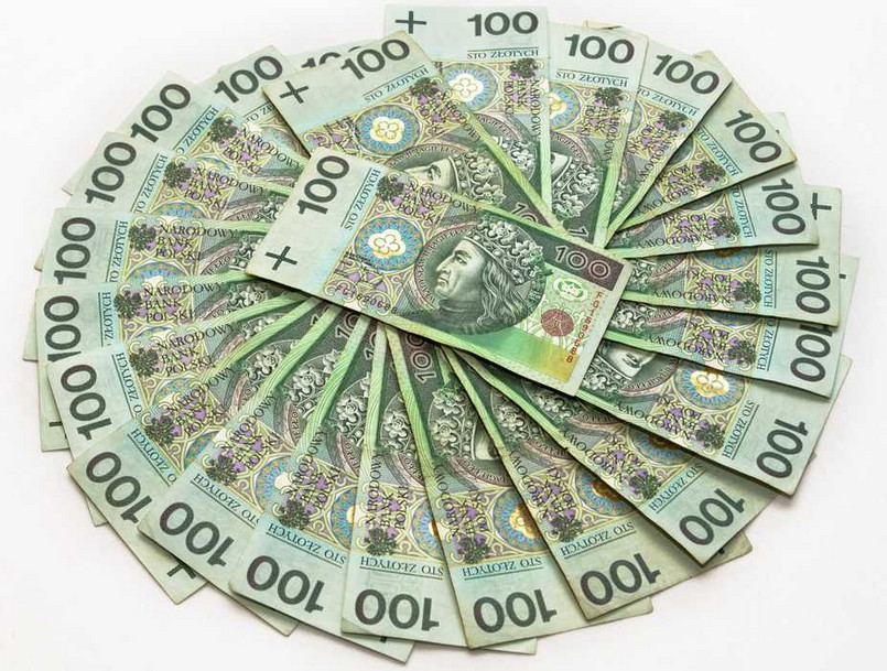 Finanse publiczne w Polsce znalazły się w “niezrównoważonym trendzie” i konieczne są zmiany, aby uniknąć dalszych negatywnych „niespodzianek” – ostrzegła w środę agencja Fitch Ratings.