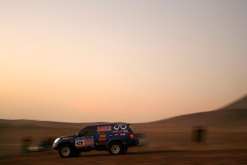 Rajd Dakar 2011: dobra postawa Polaków, Hołowczyc z otwartymi drzwiami (5.etap, wyniki, fot. Willy Weyens)