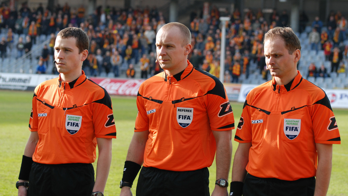 UEFA zaprosiła 21 sędziów, 10 arbitrów głównych i 11 asystentów, do udziału w programie UEFA Referee Talents. Sędziowie wezmą udział w specjalnym seminarium UEFA Referee Talent &amp; Mentor, które odbywać się będzie od 9 do 11 maja w Nyonie. W gronie zaproszonych znaleźli się dwaj polscy sędziowie - Szymon Marciniak i Paweł Sokolnicki.