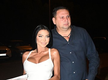 "Kume, šta to radiš?!" Isplivala NIKAD VIĐENA fotografija Takija Marinkovića i DUPLO MLAĐE Majine drugarice - ONA ZGRABILA I NE PUŠTA! (FOTO)